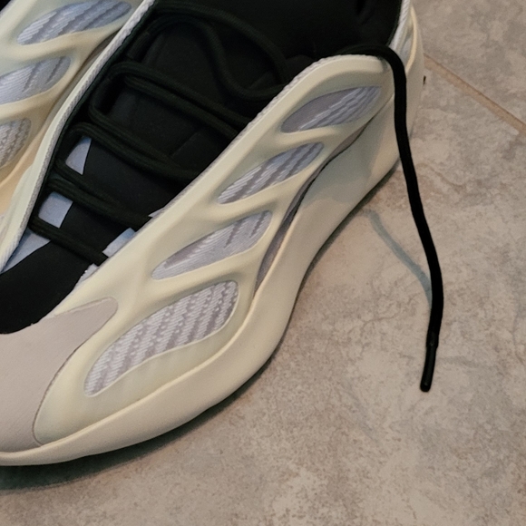 Yeezy 700 Azael size 9 mens - Picture 2 of 4